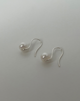 Sunday pearl earring (silver)