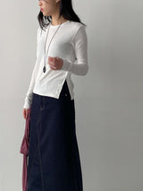 One-slit button tension t-shirt