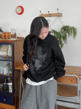 [unisex] サンべウオーバープリンティングブラッシュドスウェットシャツ