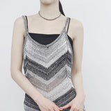 [NONCODE] V-patterned sleeveless dress