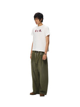 6CRAYON ホワイトボックスフィットTシャツ オフネック クラシックフロックプリント（red logo）