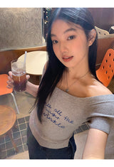 ブルーレタリングオフショルダーショートスリーブニットウェア
