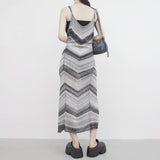 [NONCODE] V-patterned sleeveless dress