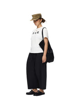 6CRAYON ホワイトボックスフィットTシャツ オフネック フロックプリント（black logo）