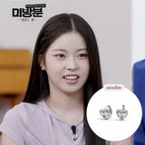 [NMIXX Kyujin Piercing] プチチェック柄ハートハグピアス - シルバーカラー
