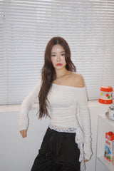 off-shoulder lace strap long-sleeve t-shirt