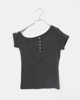 Azピグメントウォッシングアンバランスワンオフショルダーボタン半袖Tシャツ
