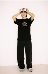カーリーテキストTシャツ - ブラック