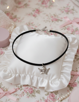 [IDLE Shuhua Necklace] プチエンジェルチョーカーネックレス - シルバーカラー