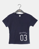 ケイナインスリムフィットナンバープリントショートスリーブTシャツ