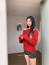 Red gradation off-balance shoulder knitwear