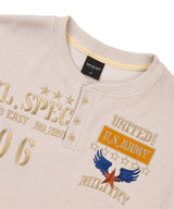 ミリタリーエンブレムヘンリーネッククロップドTシャツ - ベージュ