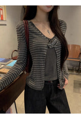 フラワーブローチストリッピードロングスリーブドニットシャツ