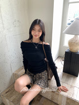 Black hole off-shoulder long-sleeved knitwear