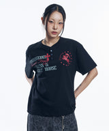 ホースレタリングヘンリーネッククロップドTシャツ - ブラック
