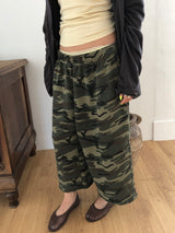 CAMO BAGGY CROPPED SWEAT PANTS