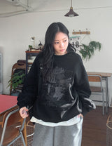 [unisex] サンべウオーバープリンティングブラッシュドスウェットシャツ
