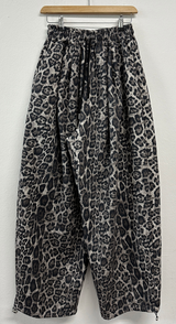 4000SOLD LEOPARD PINTUCK PANTS