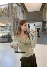 グリーンネックポイントVネックロングスリーブTシャツ
