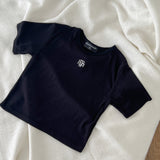 SIGNATURE CROP HALF T-SHIRT [BLACK]