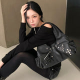ロミアハートパッチクロススタッドショルダーバッグ UNISEX