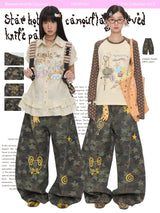 BETWEENAND Autumn-style patterned pants with star-shaped embossed beads, camouflage design; loose and casual long pants, cutlass-shaped pants