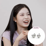 [NMIXX Kyujin Piercing] プチチェック柄ハートハグピアス - シルバーカラー