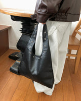 シートアイレットレザーショルダーバッグ