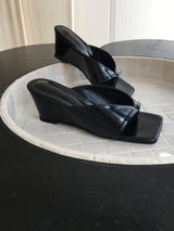 Glossy thong wedge mules