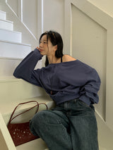 [MADE] Stern hip-to-way off-shoulder sweatshirt