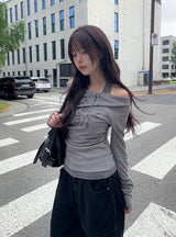 ドリューホルターレイヤードレタリングオフショルダーTシャツ