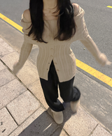 (SOFT-FIT CHAMPION🖤🩶/BEST VALUE/END-OF-YEAR LOOK🤍) 2 COLORS シックソフトフィットオフショルダーボタンニット