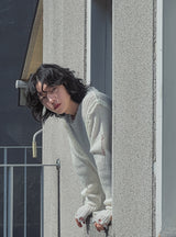 Reverse damage V-neck knitwear