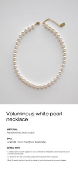 Voluminous white pearl necklace
