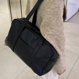 Oat pocket leather shoulder bag [Black color only]