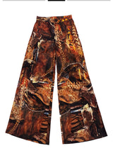 Embryo printe pants with bone texture