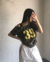 レイカモナンバープリントオフショルダーシャーリングTシャツ