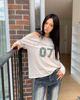 Maril ナンバー レタリングプリントワンショルダーロングスリーブTシャツ