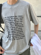 スクエアフレームレタリング半袖Tシャツ