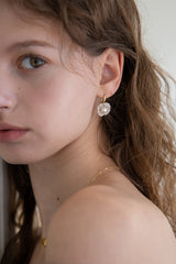 Gold beige pearl point knit earring