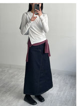 One-slit button tension t-shirt