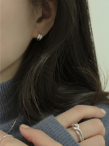 Hug earring (silver)