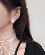 フラワーホワイトキュービックピアス