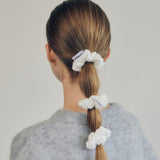 MINI VELVET SCRUNCHIE (WHITE)