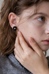 グリミングニットフラワーピアス (Black)