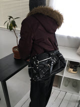 ベルトスタッドアクセントレザークロスボディショルダーバッグ