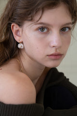 Gold beige pearl point knit earring