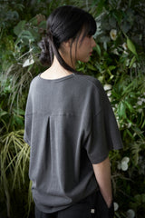 EエッセンシャルプリーツUネック 1/2 Tシャツ (Charcoal)