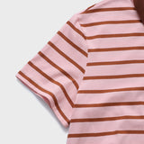 ブラウンレザーアカデミックキャップCパッチピンクストライプポロショーツスリーブT[Unisex]