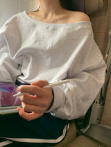 [MADE] Stern hip-to-way off-shoulder sweatshirt